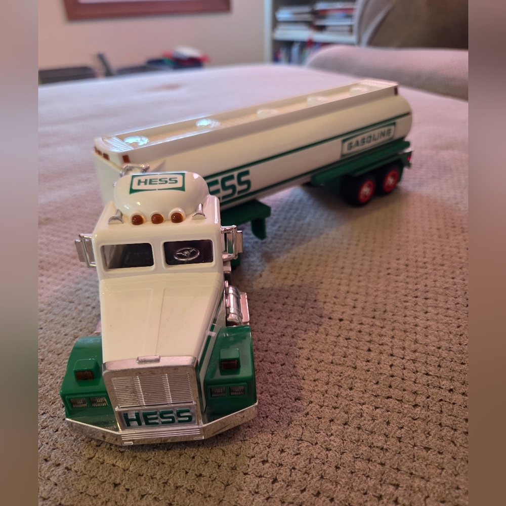 1990 Hess Gasoline Toy Tanker Truck W/Dual Sound Horn/Backup Beep • Lights - Picture 13 of 16